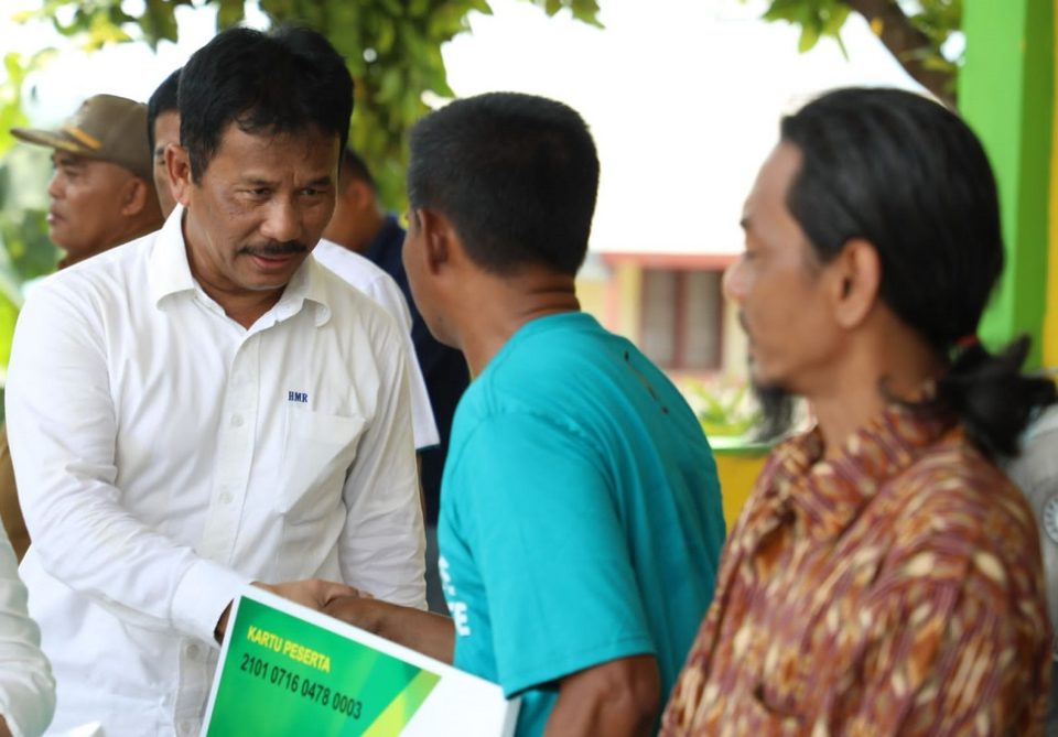 Bantuan BPJS Ketenagakerjaan dilakukan secara simbolis oleh Muhammad Rudi kepada 482 orang nelayan (foto : hms)