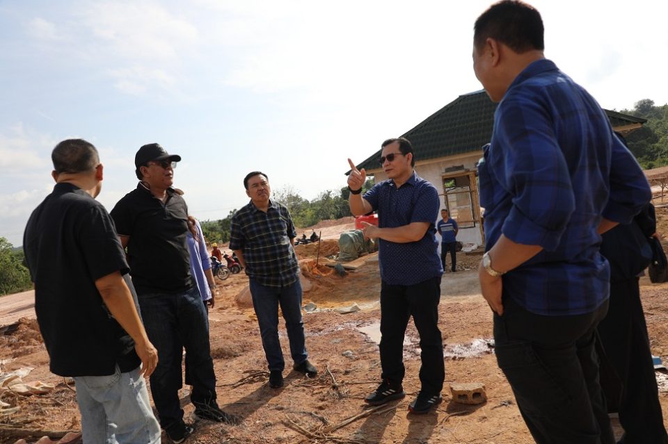 Meninjau pembangunan rumah contoh untuk warga yang terdampak pengembangan Rempang Eco-City (Foto : hms)