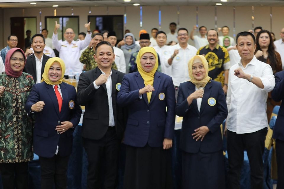 Khofifah mengajak pengurus IKA UNAIR yang dilantik untuk bersama mewujudkan Indonesia Maju 2034 (foto : hms)