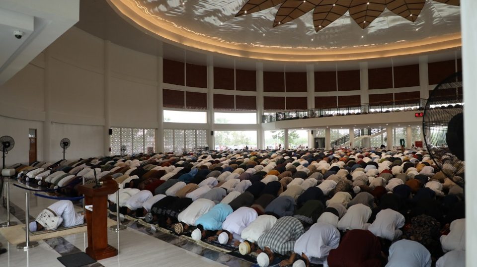 BP Batam menggelar Sholat Idul Adha 1445 H di Masjid Tanjak (foto : hms)