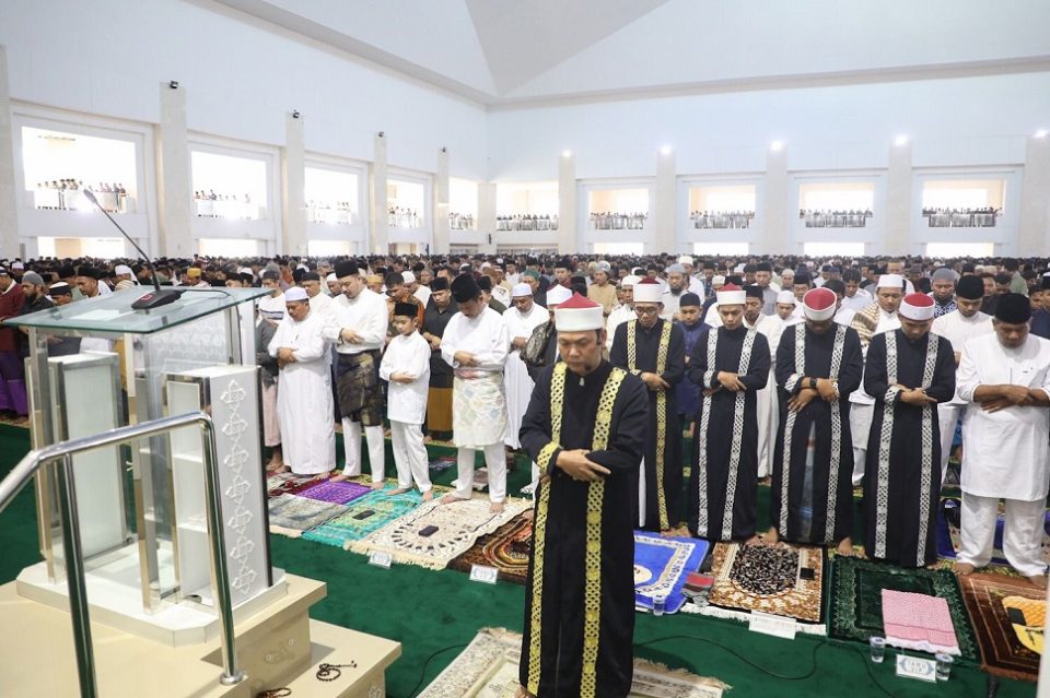 Muhammad Rudi melaksanakan shalat Idul Adha 1445 H di Masjid Sultan Mahmud Riayat Syah (foto : hms)