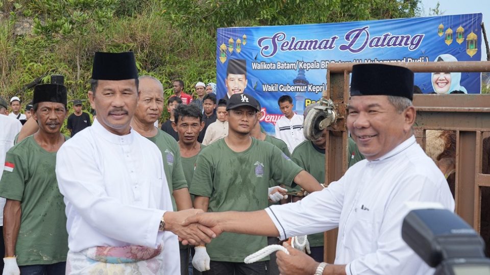 Sebanyak 6 ekor sapi super diserahkan kepada Ketua Masjid Sultan Mahmud Riayat Syah (foto : hms)