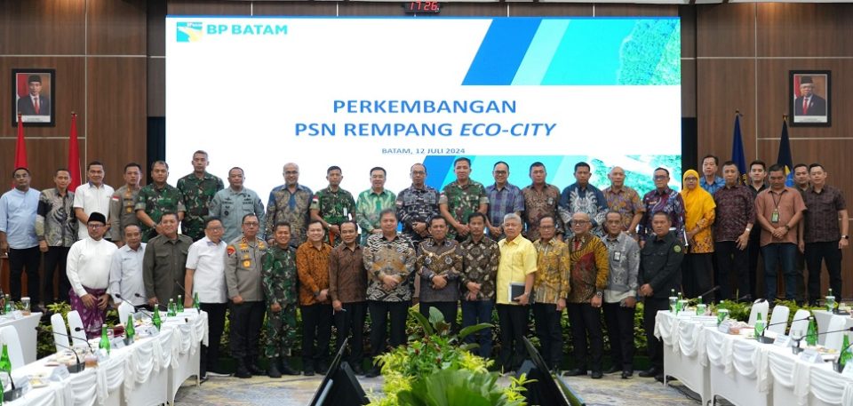 Airlangga Hartarto memimpin Rakor Perkembangan Penyelesaian dan Penanganan PSN Rempang Eco-City (foto : hms)