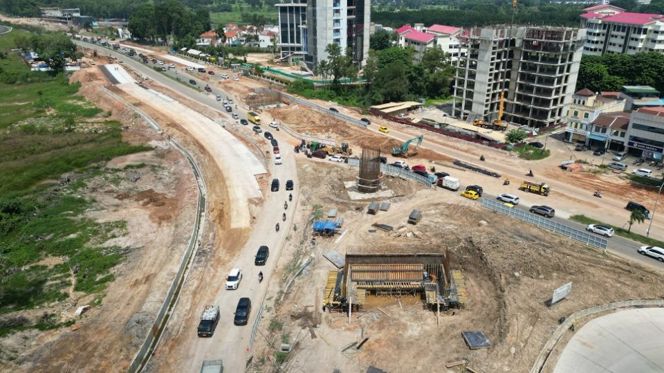 Pembangunan Jembatan Layang (Fly Over) Sei Ladi (foto : hms)