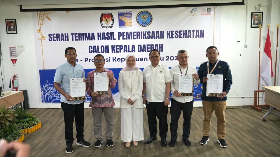 RSBP Batam menyerahkan hasil Medical Check Up Calon Kepala Daerah (foto : hms)