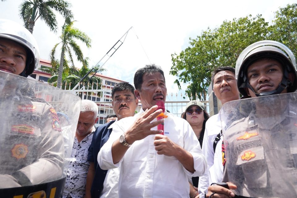 Muhammad Rudi turun langsung menemui warga di area gerbang masuk BP Batam (foto : hms)