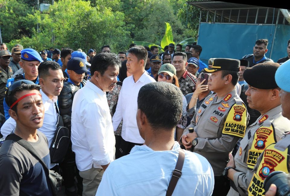 Muhammad Rudi meninjau langsung lokasi pemasangan Mini Booster Pump areal Perumahan Putra Jaya (Foto : hms)