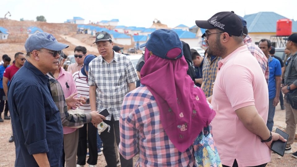 Tinjau lokasi pembangunan pasar sementara di Kawasan Tanjung Banon (foto : hms)