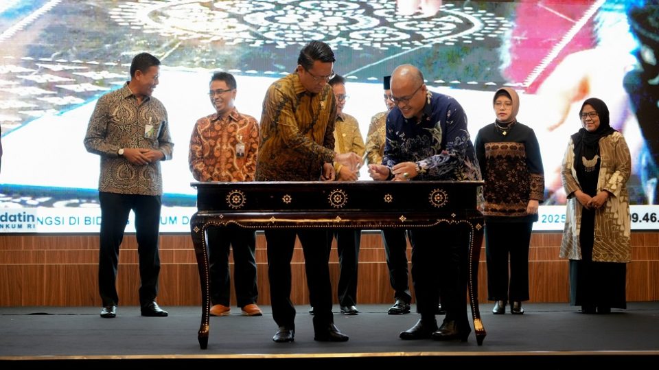 Penandatanganan Nota Kesepahaman dan Perjanjian Kerjasama di Kementerian Hukum RI (foto : hms)