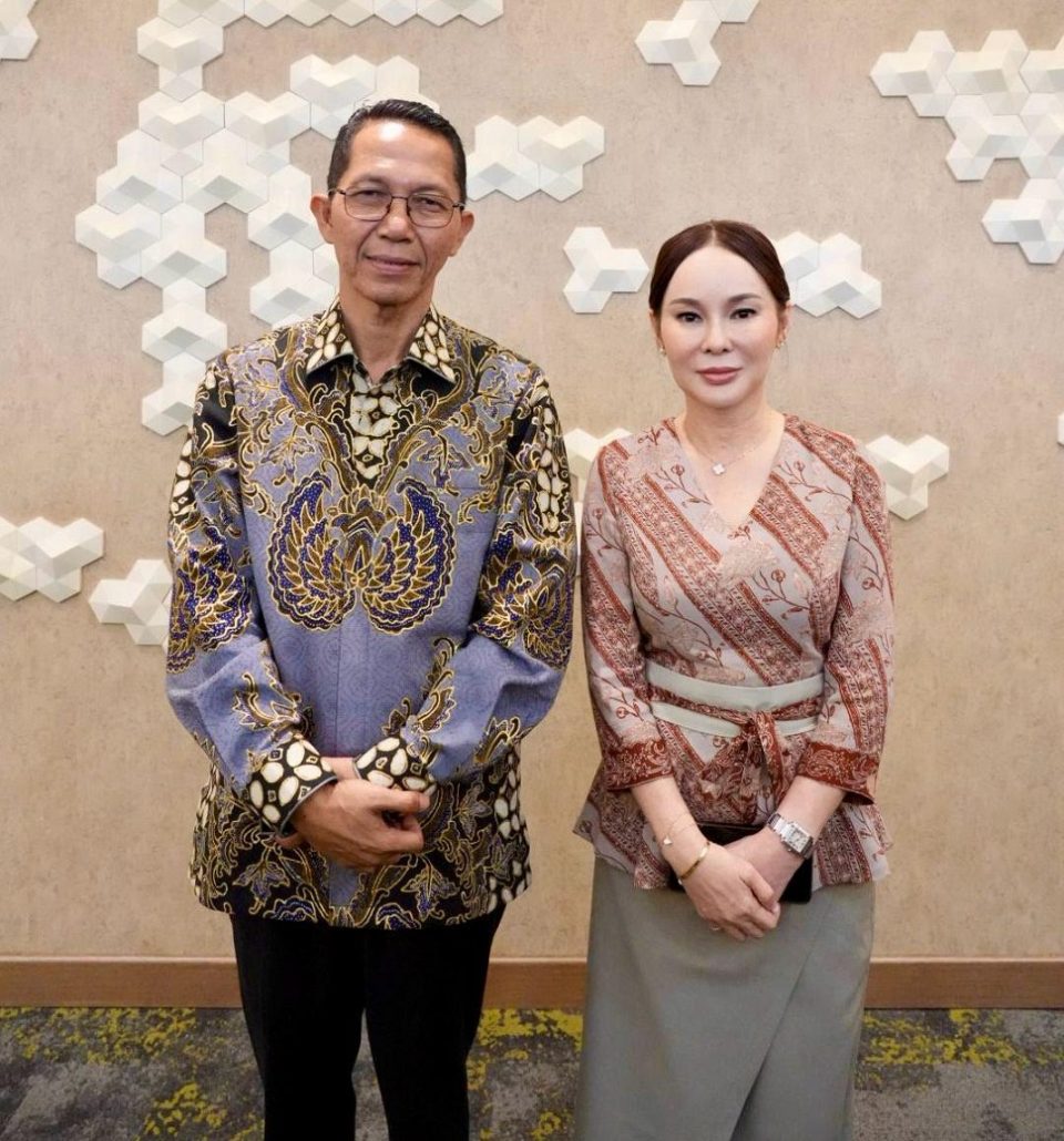 Kepala dan Wakil Kepala BP Batam Amsakar Achmad bersama Li Claudia Chandra (foto : hms)