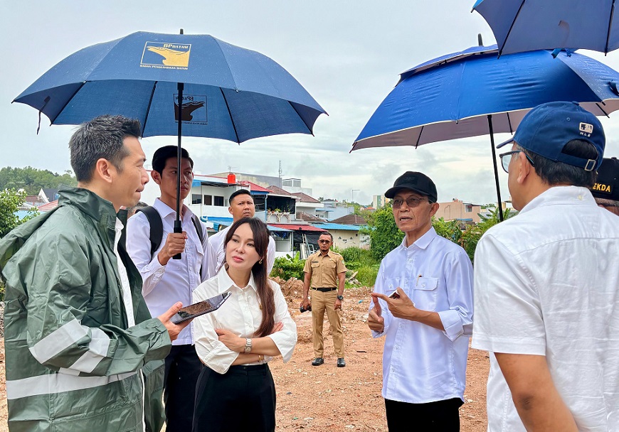 Amsakar Achmad dan Li Claudia Tinjau langsung penataan Daerah Aliran Sungai Baloi Indah (foto : hms)
