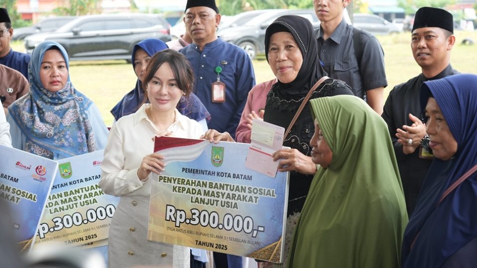 Li Claudia Chandra Serahkan Bantuan Tunai kepada Lansia (foto : hms)