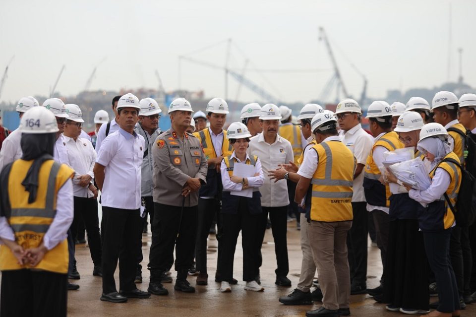 Tinjau langsung persiapan pengoperasian 4 STS Crane yang baru saja tiba di Batam (Foto : hms)