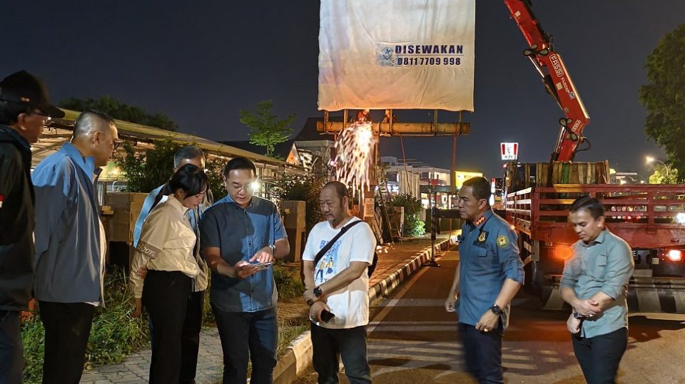 Li Claudia Chandra, turun langsung memimpin pembongkaran dua papan reklame (foto : hms)
