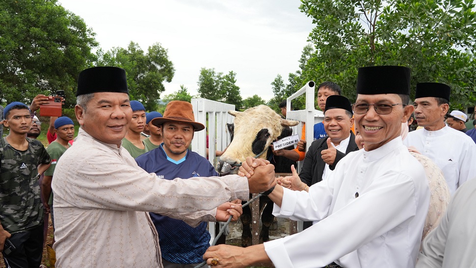 Peyerahan hewan kurban sapi dan kambing secara simbolis (foto : hms)