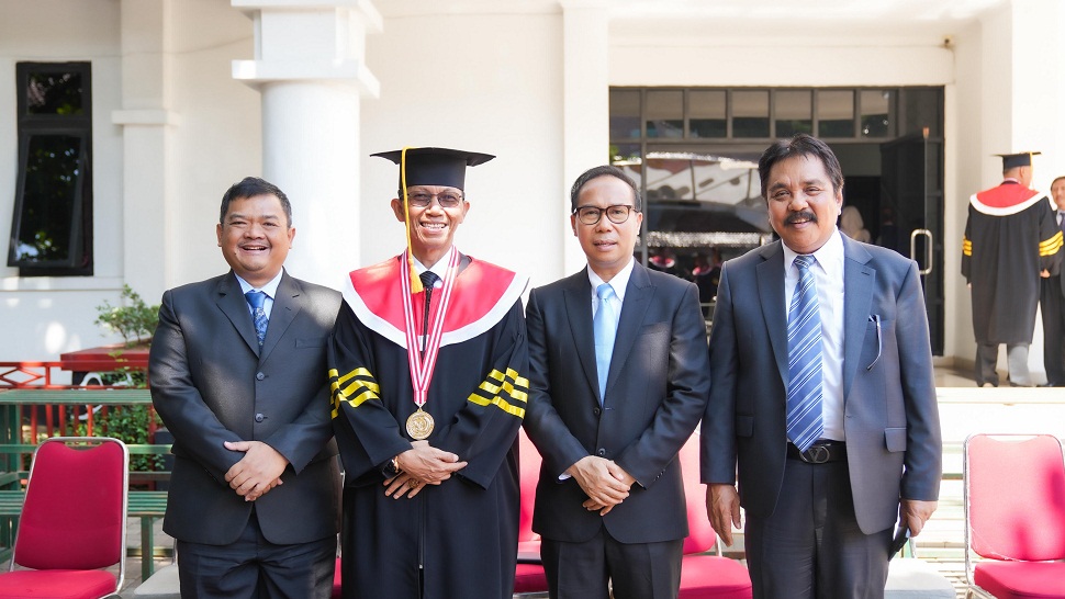 Kepala BP Batam Amsakar Achmad resmi dikukuhkan gelar Doktor (foto : hms)