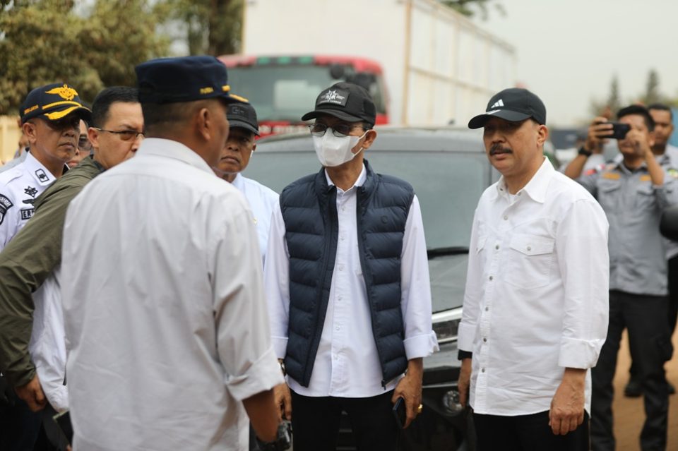 Kepala BP Batam, Amsakar Achmad, meninjau langsung kondisi sejumlah chassis kontainer (foto : hms)
