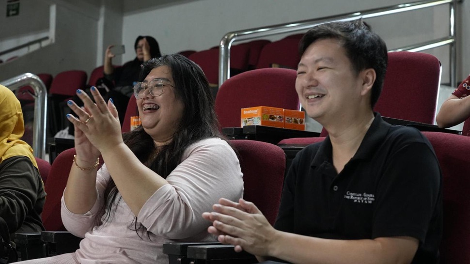 Anggota/Deputi Bidang Pelayanan Umum BP Batam, Ariastuty Sirait bersama Wakil Konsulat Jenderal Singapura di Batam, Bynes Lau (foto : hms)