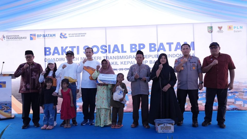 Kegiatan Bakti Sosial, BP Batam memberikan layanan pemeriksaan kesehatan gratis kepada warga Rempang Eco-City (foto : hms)