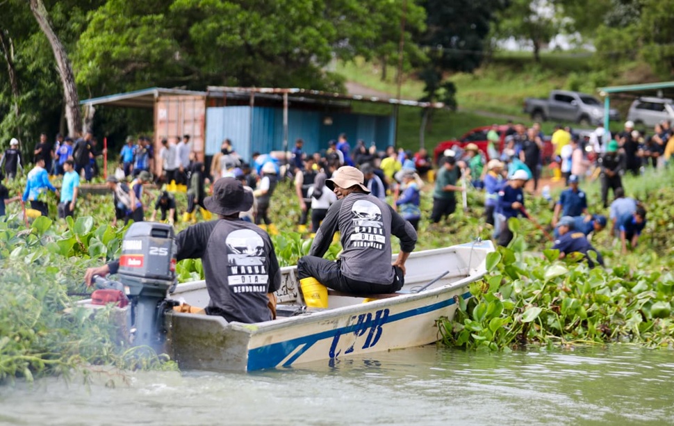 Kegiatan gotong royong di waduk Duriangkang Bersama BP Batam dan Masyarakat (foto : hms)