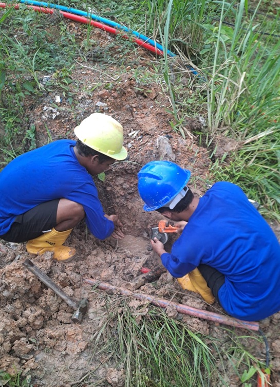 Kebocoran pipa transmisi di depan Panbil Plaza, Perbaikan Dilakukan Tanpa Penghentian Suplai Air (foto : hms)