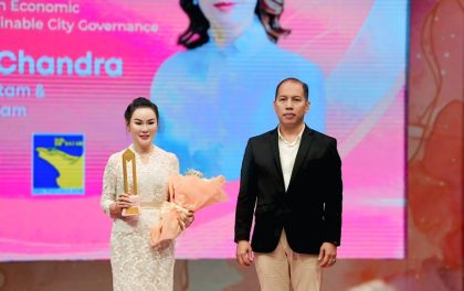 Wakil Kepala BP Batam, Li Claudia Chandra, menerima penghargaan Peringatan Hari Ibu Nasional (foto : hms)