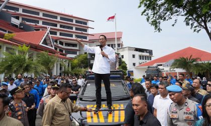 Kepala BP Batam Amsakar Achmad dan Wakil Kepala BP Batam Li Claudia mendengarkan langsung tuntutan masyarakat (foto : hms)