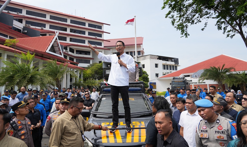 Kepala BP Batam Amsakar Achmad dan Wakil Kepala BP Batam Li Claudia mendengarkan langsung tuntutan masyarakat (foto : hms)