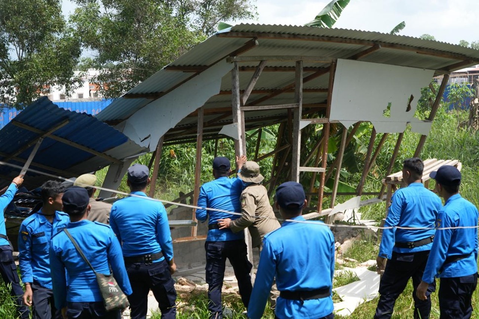 Penertiban bangunan ilegal di Kelurahan Sei Binti (foto : hms)
