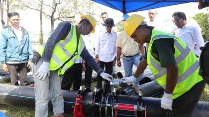 Kepala BP Batam, Amsakar Achmad tinjau langsung pemasangan jaringan pipa distribusi air minum masyarakat Batam (foto : hms)