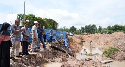 BP Batam Bersama PT. Air Batam Hilir bergerak cepat melakukan perbaikan darurat pada pipa transmisi air bersih (foto : hms)