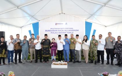 Peletakan batu pertama pembangunan Bundaran Raja Ali Marhum Pulau Bayan (foto : hms)