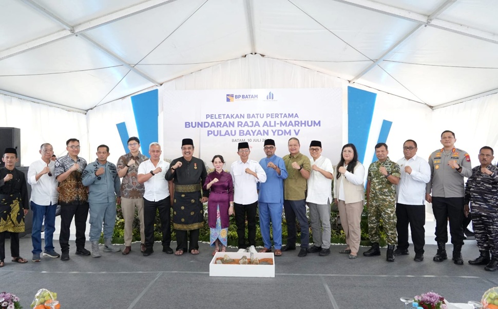 Peletakan batu pertama pembangunan Bundaran Raja Ali Marhum Pulau Bayan (foto : hms)