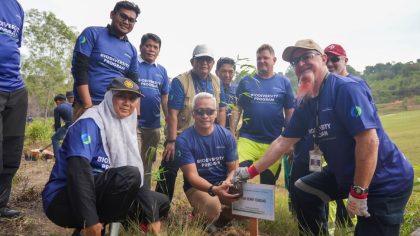 BP Batam bersama PT Mc Dermott Indonesia menanam 400 bibit Bambu Betung (foto : hms)