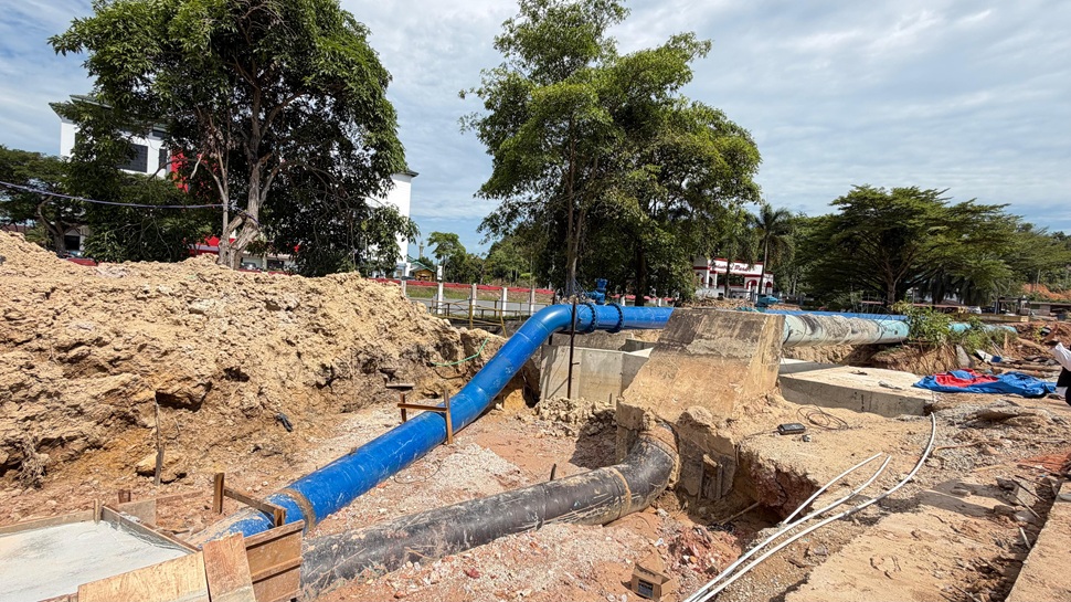 Perbaikan dan relokasi jaringan pipa air minum (foto : hms)