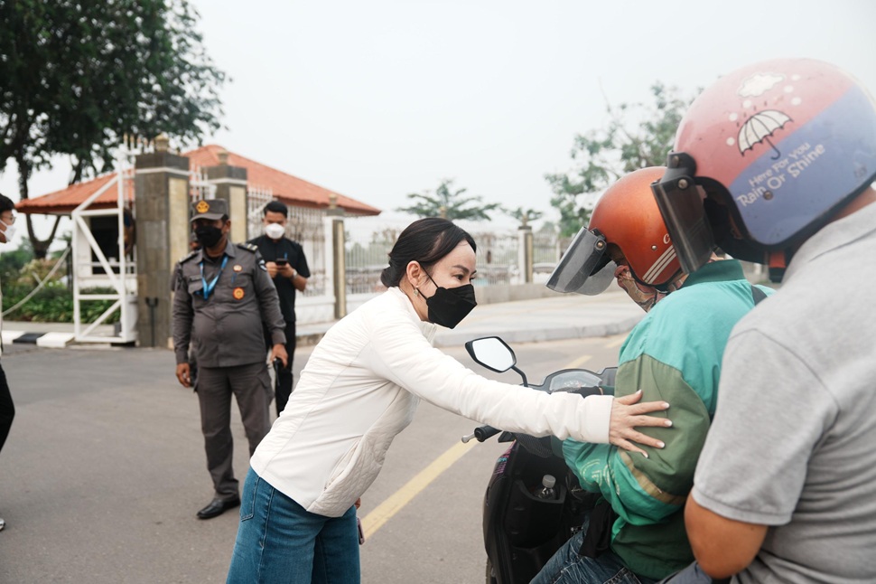 Wakil Kepala BP Batam, Li Claudia Chandra, turun langsung membagikan masker kepada warga (foto : hms)